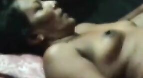 Chico indio maduro se pone travieso con una mujer madura en este video porno sucio 16 mín. 50 sec