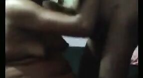 Maduro Indiano cara fica impertinente com uma senhora madura neste Sujo vídeo pornô 18 minuto 40 SEC