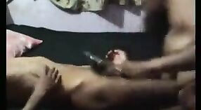 Chico indio maduro se pone travieso con una mujer madura en este video porno sucio 5 mín. 50 sec