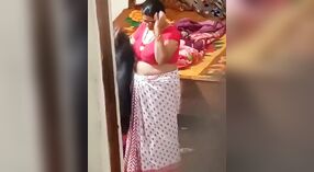 Rijpere Indiase auntie gevangen op Verborgen camera in naakt staat 1 min 20 sec