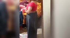 Tante indienne mature filmée en caméra cachée dans un état nu 1 minute 40 sec
