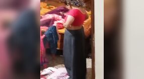 Rijpere Indiase auntie gevangen op Verborgen camera in naakt staat 1 min 50 sec