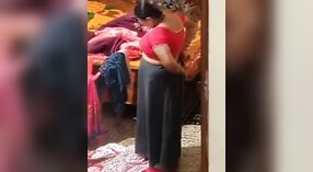 Зрелую индийскую тетушку засняли на скрытую камеру в обнаженном виде 2 минута 10 сек