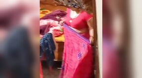 Rijpere Indiase auntie gevangen op Verborgen camera in naakt staat 2 min 40 sec