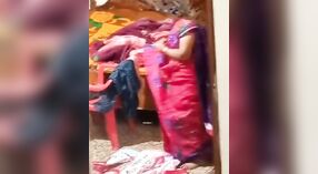裸の状態で隠されたカメラに巻き込まれた成熟したインドの叔母 3 分 10 秒