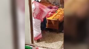 Rijpere Indiase auntie gevangen op Verborgen camera in naakt staat 0 min 0 sec