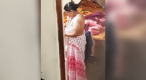 Rijpere Indiase auntie gevangen op Verborgen camera in naakt staat 0 min 30 sec