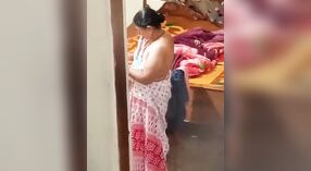 Rijpere Indiase auntie gevangen op Verborgen camera in naakt staat 0 min 40 sec