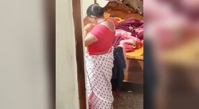 Зрелую индийскую тетушку засняли на скрытую камеру в обнаженном виде 0 минута 50 сек