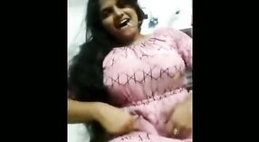 Selfie bibi Mallu bermain dengan payudara besar 2 min 00 sec