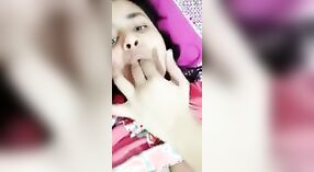 بھارتی لڑکی خوشیوں کے ساتھ خود fingering اور fondling میں سولو ویڈیو 2 کم از کم 20 سیکنڈ