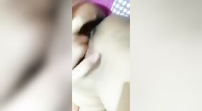 Hint bebek zevkler kendini ile parmak ve fondling içinde solo video 3 dakika 50 saniyelik