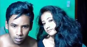 O vídeo sexual apaixonado do casal Desi captura os seus momentos íntimos 0 minuto 0 SEC
