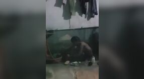 Rahasia Kamar Mandi: Waktu Mandi Tersembunyi Pembantu Desi 2 min 00 sec