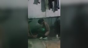 Secretos del Baño: La Hora del Baño Oculta de Desi Maid 4 mín. 00 sec