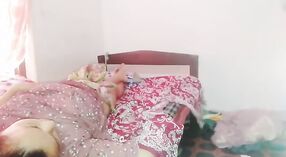 Desi xxx wideo features gorący aunt coraz waliło przez jej roommate 13 / min 10 sec