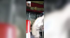 Vidéo de sexe en direct d'un bhab bangladais utilisant une bouteille pour se masturber 2 minute 00 sec
