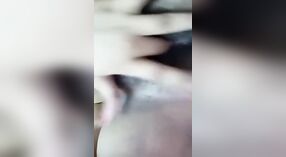 毛むくじゃらの猫の十代の少女は蒸し暑いソロビデオで自分自身を指で 1 分 20 秒