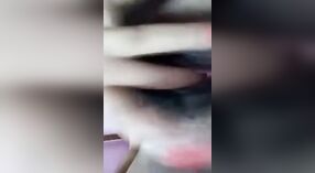 毛むくじゃらの猫の十代の少女は蒸し暑いソロビデオで自分自身を指で 2 分 20 秒