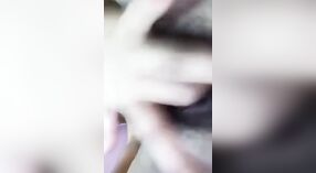 毛むくじゃらの猫の十代の少女は蒸し暑いソロビデオで自分自身を指で 2 分 30 秒