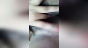 毛むくじゃらの猫の十代の少女は蒸し暑いソロビデオで自分自身を指で 2 分 40 秒