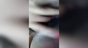 毛むくじゃらの猫の十代の少女は蒸し暑いソロビデオで自分自身を指で 2 分 50 秒