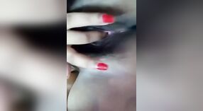 毛むくじゃらの猫の十代の少女は蒸し暑いソロビデオで自分自身を指で 1 分 10 秒