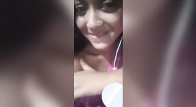 Sexy tieten en Naakte gesprekken met getrouwde Bangladeshi Vrouwen 1 min 10 sec
