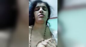 El cuerpo maduro de una mujer india se desnuda por completo en un video sexual infiel 0 mín. 0 sec