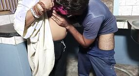 Escándalo sexual de Desi: La milf de Bhabhi es follada con los dedos por un fontanero pervertido 1 mín. 40 sec
