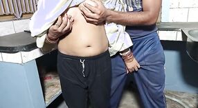 Escándalo sexual de Desi: La milf de Bhabhi es follada con los dedos por un fontanero pervertido 0 mín. 0 sec