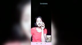 Remaja India telanjang memamerkan asetnya selama panggilan video 1 min 20 sec