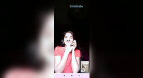 नग्न भारतीय किशोर वीडियो कॉल के दौरान उसकी संपत्ति दिखावा 1 मिन 40 एसईसी