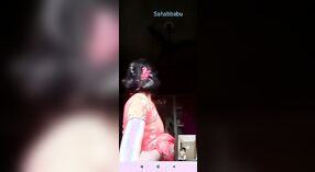 Remaja India telanjang memamerkan asetnya selama panggilan video 2 min 00 sec