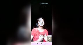 नग्न भारतीय किशोर वीडियो कॉल के दौरान उसकी संपत्ति दिखावा 2 मिन 10 एसईसी