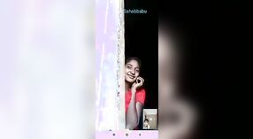 नग्न भारतीय किशोर वीडियो कॉल के दौरान उसकी संपत्ति दिखावा 2 मिन 50 एसईसी