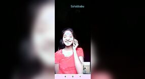 नग्न भारतीय किशोर वीडियो कॉल के दौरान उसकी संपत्ति दिखावा 0 मिन 0 एसईसी