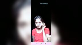 Remaja India telanjang memamerkan asetnya selama panggilan video 0 min 30 sec