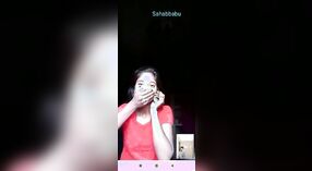 Une adolescente indienne nue exhibe ses atouts lors d'un appel vidéo 0 minute 40 sec