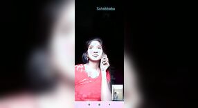 Remaja India telanjang memamerkan asetnya selama panggilan video 1 min 00 sec
