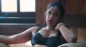 Secretaria india se pone traviesa en este video porno caliente 3 mín. 40 sec