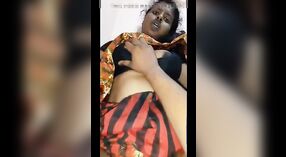 Bibi Tamil vagina berbulu menikmati perjalanan sensual dengan sari-nya 1 min 20 sec