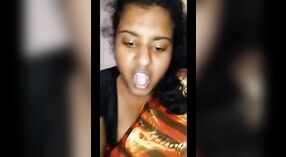 Harig poesje Tamil tante enjoys een sensueel ritje in haar sari 2 min 10 sec