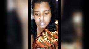 Harig poesje Tamil tante enjoys een sensueel ritje in haar sari 0 min 30 sec