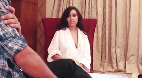 В секс-видео с тетей Дези леди соблазняет парня для бесплатного индийского порно 19 минута 50 сек