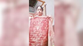 Mulher traidora num sari despe-se e brinca com o seu corpo 2 minuto 40 SEC