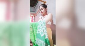 Femme infidèle en sari se déshabille et taquine avec son corps 3 minute 20 sec