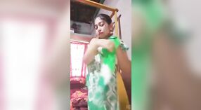 Mulher traidora num sari despe-se e brinca com o seu corpo 4 minuto 00 SEC