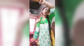 Mulher traidora num sari despe-se e brinca com o seu corpo 4 minuto 20 SEC