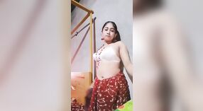 Femme infidèle en sari se déshabille et taquine avec son corps 0 minute 0 sec